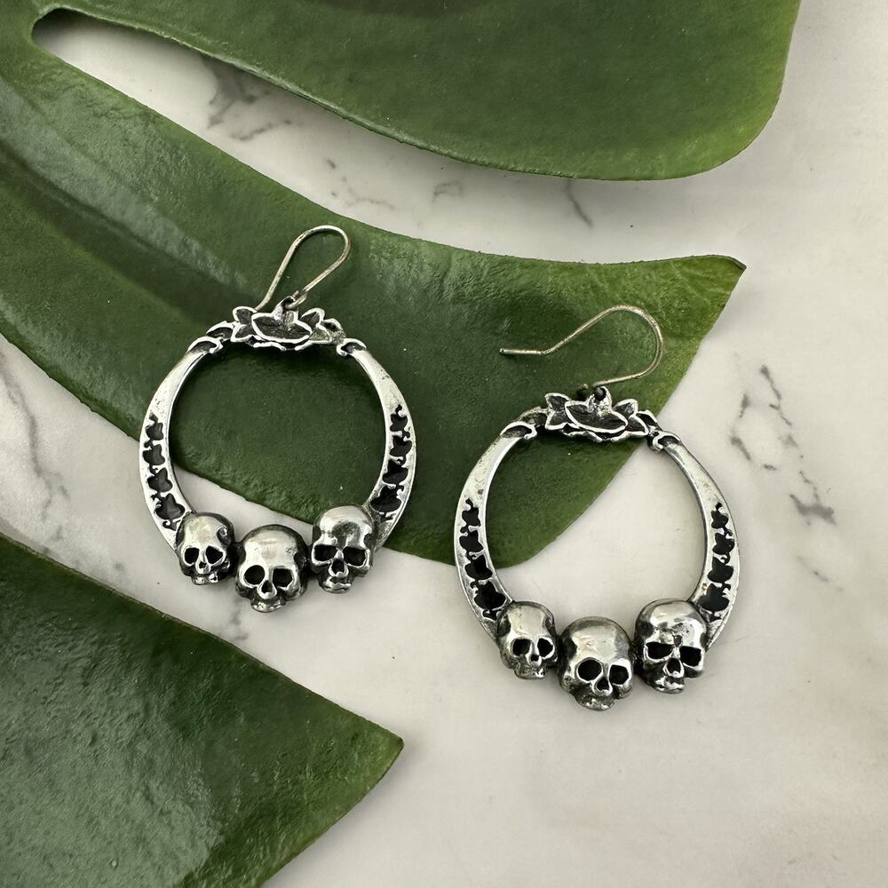 Alchemy Carta A 1977 England Skull Earrings Silver Tone Metal Gothic Dangle